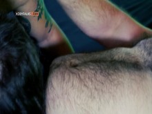 Papá peludo es aspirado por un australiano tatuado