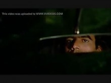 Rubia golpeada/por secuestradores en la parte trasera del auto