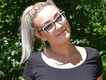 esta linda rubia con lentes me la chupa por dinero al aire libre una estudiante muy puta