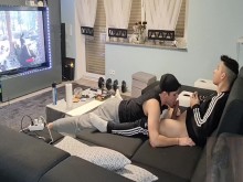 Mi chico me sorprendió con una buena mamada mientras jugaba y le disparé mi semen en la boca