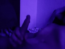 Hombre solo paja antes de dormir