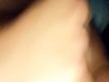 Masturbándome y corriéndome encima mientras mi amigo hetero y su perro están en la cama a mi lado