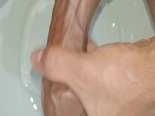 PISSING LARGO Y PLACENTERO, SONIDO NATURAL, POLLA GRANDE Y VENOZA, PRIMER PLANO