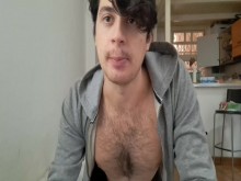 El chico malo hace que los croissants sean más sabrosos con semen.