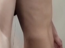 Chico se folla a sí mismo con un consolador en un cinturón de castidad