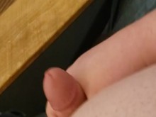 La gordita Enby no puede dejar de reventar una nuez después del trabajo.