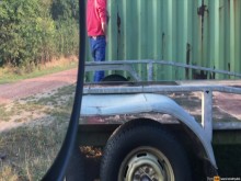 A los chicos y hombres de verdad les encanta orinar en público