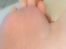 Twink muestra sus bolas y su suave polla sin cortar de cerca