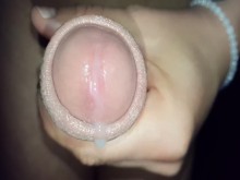 Primer plano de semen de la polla gorda de un jovencito