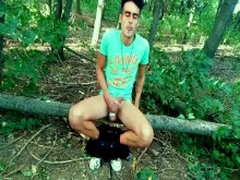 Parque masturbándose con bolas atadas, se puso condón y lo llenó de semen cerca