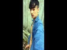 Llenando condón usado con semen nuevamente en público