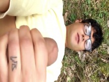 Me quedé tirado y masturbándome en el suelo con condones usados ​​de un chico encima después de follar.