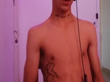 hetero jugando con sus amigos se masturba mientras les habla