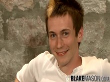 El jovencito británico rubio Russel se masturba después de una entrevista caliente