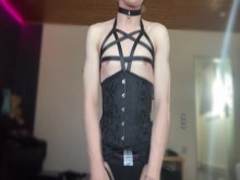 Cute Femboy se burla de sí mismo en castidad con vibrador y consoladores