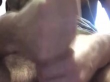 Es tan grande que hay que masturbarse con ambas manos.