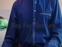 Muchacho adolescente corrida en la ropa