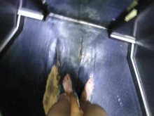 Desnudo en el centro comercial