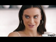 Una penetración anal abrasadora que culmina con una doble eyaculación protagonizada por lana rhoades.