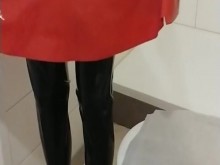 Vestirse con un vestido de látex rojo con capucha y medias de goma negras.