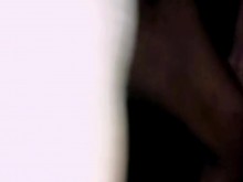 Transexual con clítoris pequeño enjaulado meando, orinando mientras camina al aire libre