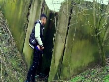 Autumn se masturba debajo del puente: desde la polla suave hasta el semen