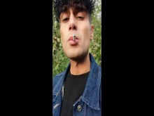 Fumar cigarrillo, gemir, corrida pública.