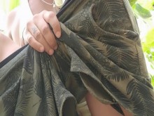 Polla sin cortar orinando afuera en posición sentada sin tirar del prepucio