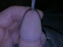 Orinando con mi cigarrillo todavía humeando entre mis dedos