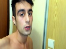 Mi sexy compañero de trabajo hetero recibe corrida en su casillero en el vestuario