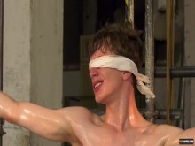 Sub twink Alex Faux atado y chupado por Sebastian Kane