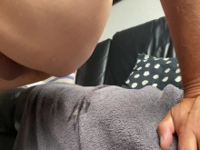 Estiramiento del culo de la mañana cachonda