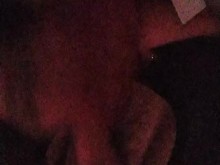 Papi latino tatuado masturbándose en el club de hombres