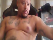 Papá latino caliente masturbándose y bordeando mientras ve porno