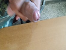 TIPO DEL EJÉRCITO GRIEGO SE PAJA DENTRO DE LA OFICINA 2