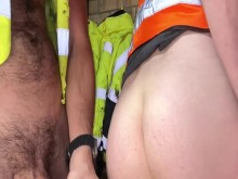 Una polla XXL Hung golpea el agujero de Ginger Tradesman y lo cubre con semen