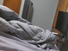 Adolescente gordita se masturba en solitario mientras mamá está en la habitación de al lado