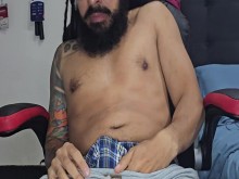 Chico rasta tatuado masturbándose aceitado, masturbación con dos manos, corriéndose duro