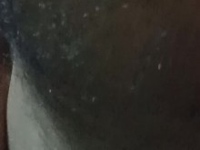 Después de jugar, vino y revisó su cuerpo.