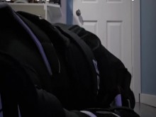 Jock de hockey llena condón