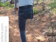 Chico amputado subiendo escaleras