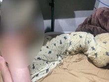 Inmediatamente después de comer pastel de chocolate, simularon tener sexo y escupieron sobre él.