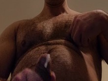 POV DE OSO MÚSCULO PELUDO DEJANDO CORRIDA GRUESA