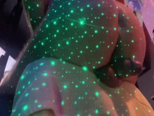 Un hombre atractivo de uniforme detuvo a papá por conducir desnudo