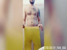 ¿Te gusta ver a un macho orinando con una gran polla?