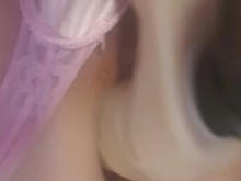 Cumming manos libres de usar un consolador mientras se viste