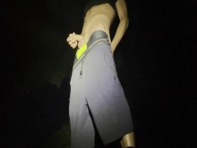 Cam Crest mea afuera bajo la luz