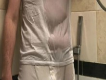 Camiseta mojada y boxers se hacen una paja