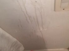 Soplando mi carga blanca y cremosa en la pared