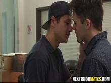 Sexo gay con repartidor caliente
